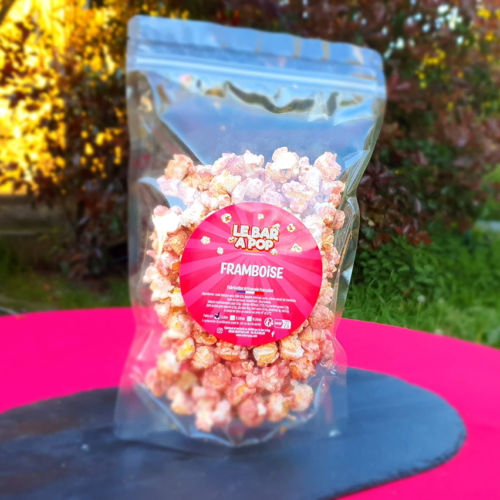 Un Popcorn croquant à l'arôme naturel de Framboise enrobé d'un sirop fait maison 100% Français de manière artisanale et cuit au four.