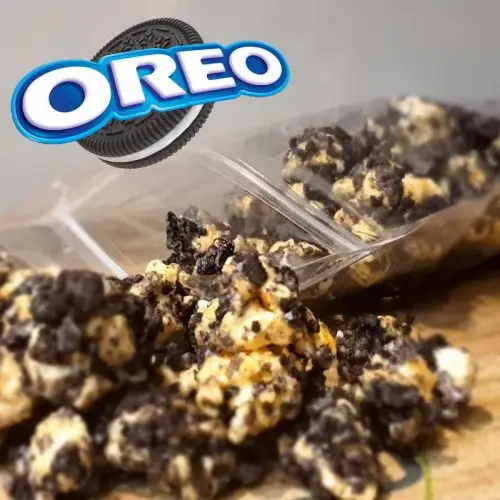 Pop-corn au caramel "maison" enrobé de Chocolat Blanc et de Brisures d'Oréo. Un sachet de 100g refermable pour un moment de croquant tout chocolat.