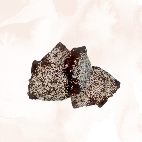 Les carrés de Riz soufflé, c'est avant tout un riz soufflé nature, mélangé à du chocolat blanc de qualité supérieure arôme naturel de Noix de Coco, mis en forme et recouvert d'une couche généreuse de Chocolat au lait. La touche finale avec cette neige de Noix de coco râpée